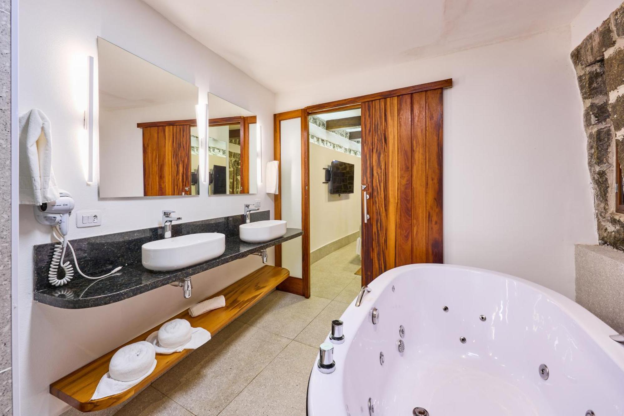 Quarto Duplo com Banheira de Hidromassagem